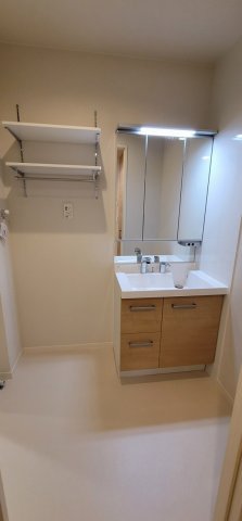 ラックメゾンの洗面所|三面鏡シャワー付き洗面台です。室内洗濯機置き場には稼働棚もあるので便利