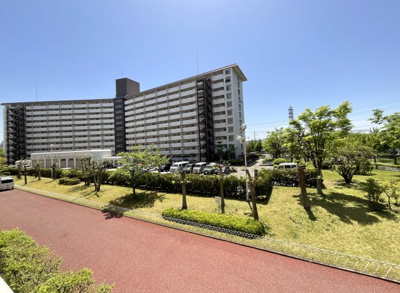 【展望】 | 向島ニュータウン | 2階部分ですが、目の前のスペースは広く、緑が豊富で開放的な景色です。