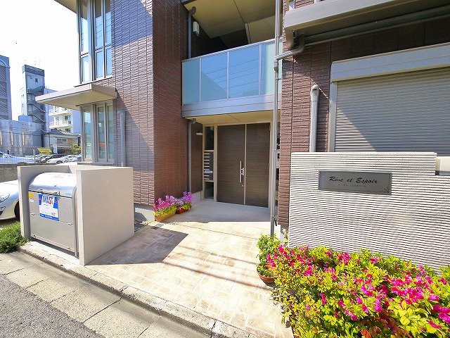レーヴェ　エスポワールのエントランス|オートロック付きで安心です。