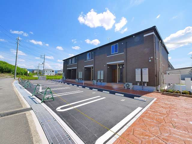 ルミエール（奈良市）の駐車場|車をお持ちの方に嬉しい駐車場付きの物件です
