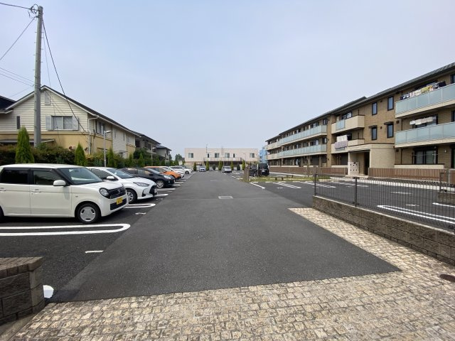 グランドゥール二の宮の駐車場