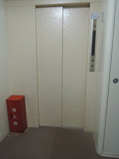 【その他共用部分】 | お買い物時やベビーカーの出し入れに便利なエレベーター付です。