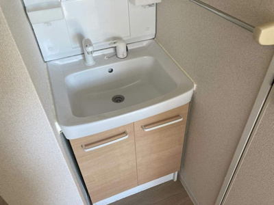 【洗面所】 | オーソネタウンハウス伍番館 | 洗髪洗面化粧台で忙しい朝にも寝癖の付いた頭にも優しい☆お化粧するときにも大活躍です♪