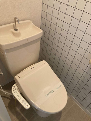 【トイレ】 | オーソネタウンハウス伍番館 | トイレは温水洗浄便座付き♪人気のバストイレ別です♪上部にはトイレットペーパーなどの小物を置ける棚付き♪壁紙はオシャレなデザインクロス☆