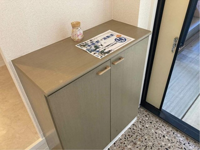 【玄関】 | オーソネタウンハウス伍番館 | シューズボックス付きで玄関すっきり片付きます！お客様もスムーズにお出迎えできますね♪