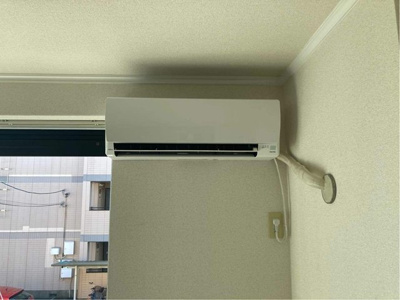 【設備】 | オーソネタウンハウス伍番館 | リビングダイニングキッチンにあるエアコンです！ムシ暑い夏も肌寒い冬も快適に過ごせますね♪
