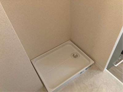 【設備】 | オーソネタウンハウス伍番館 | バスルーム前にある室内洗濯機置き場です♪☆防水パンが付いているので万が一の漏水にも安心です！