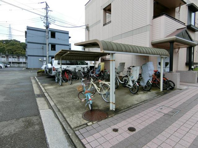 【その他共用部分】 | オーソネタウンハウス伍番館 | 屋根付きの駐輪場で雨が降っても大切な自転車が濡れなくてすみますね♪駅まで自転車もおすすめです！