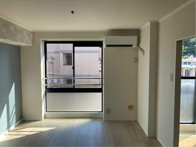 【居間・リビング】 | オーソネタウンハウス伍番館 | 南西向きリビングダイニングキッチン11.5帖☆オシャレなアクセントクロスが魅力的なお部屋です☆エアコン付きで1年中快適に過ごせますね☆