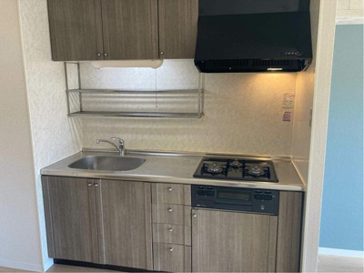 【キッチン】 | オーソネタウンハウス伍番館 | 木目調のおしゃれなデザインのシステムキッチンです！場所を取るお鍋やお皿もすっきり収納できます♪