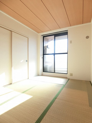 【和室】 | オーソネタウンハウス伍番館 | ※参考写真※南西向き和室6帖☆バルコニーに繋がる角部屋のお部屋です！赤ちゃんのごろごろやハイハイはやっぱり和室がよかったりします♪