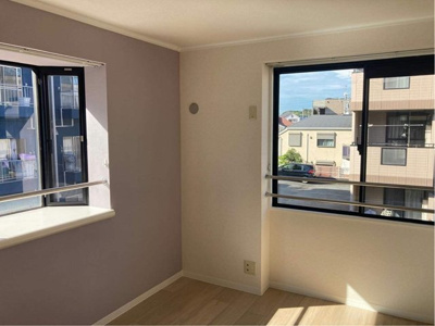 【子供部屋】 | オーソネタウンハウス伍番館 | 洋室5帖☆角部屋二面採光のお部屋です！子供部屋や書斎・寝室など多用途に使えそうなお部屋です☆出窓には写真や小物を飾って楽しむことができます♪