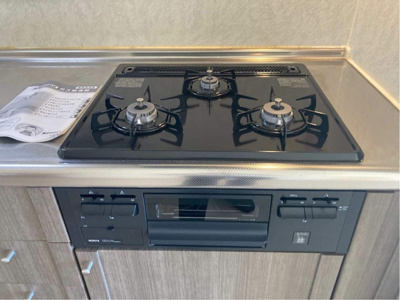 【キッチン】 | オーソネタウンハウス伍番館 | グリル付き3口ガスコンロのシステムキッチンです☆3口コンロは複数の調理を同時にできるので時短にもGOOD☆