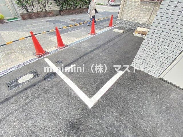 フォーリアライズ難波南レーヴの駐車場