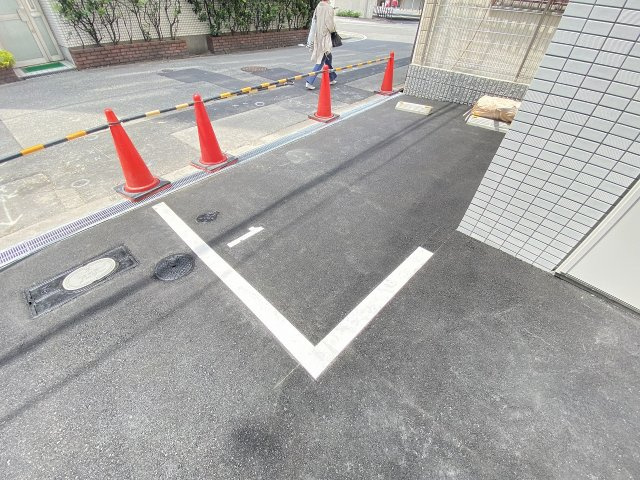 フォーリアライズ難波南レーヴの駐車場
