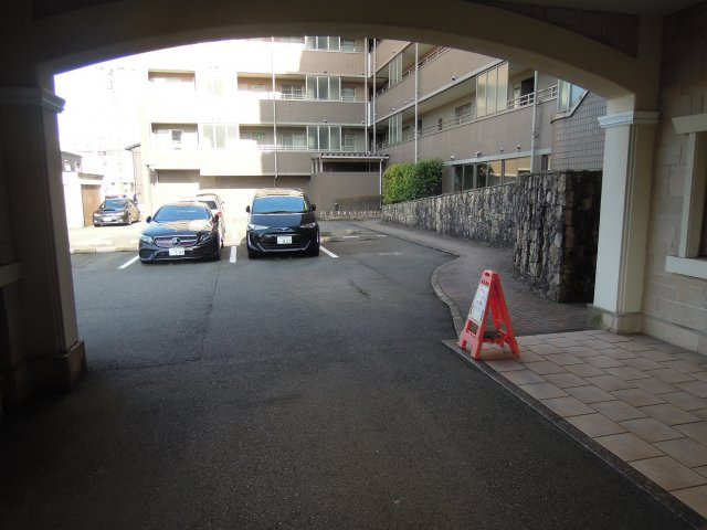 ロアール春日南の外観|マンション入り口はアーケードとなっており、雨の日などに車から荷物を降ろすときに便利です。