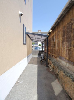 【その他共用部分】 | 建物向かって右側に屋根付きの駐輪場があります。