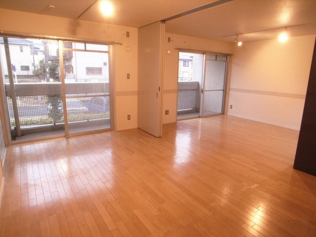 アリソ東船橋の居間・リビング|※反転タイプのお部屋の参考写真です。