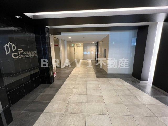 プレサンス堺筋本町駅前　BRAVI不動産のロビー|【プレサンス堺筋本町駅前】ゆとりのあるロビーです