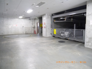 【駐車場】 | 建物内に、専用駐車場があります。