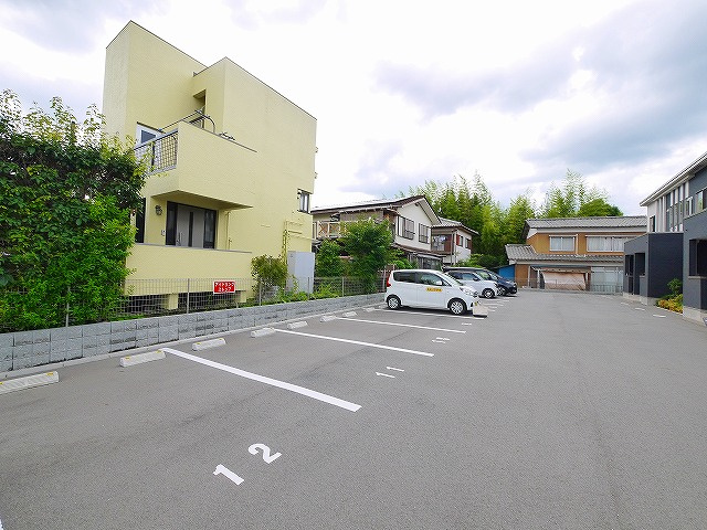 エスポワール（中山町）の駐車場|駐車場があるので、車を買う予定の方も安心です