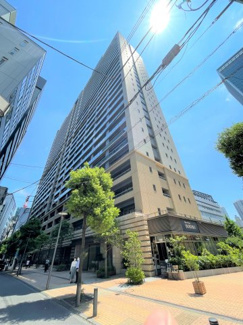 【外観】 | 天高い青空を見上げて、そびえ建つ姿は静かな住宅街に溶け込む