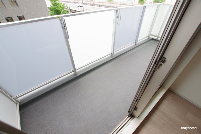 コンフォリア江坂　仲介手数料無料のバルコニー