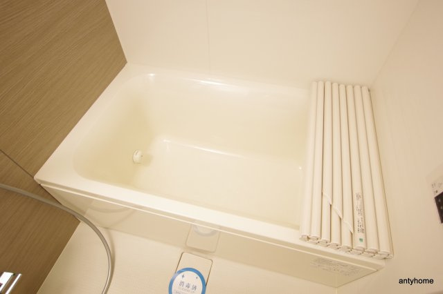 コンフォリア江坂　仲介手数料無料の浴室