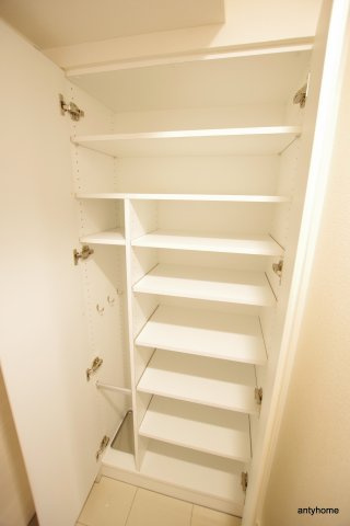 コンフォリア江坂　仲介手数料無料の収納