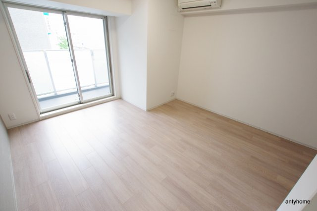 コンフォリア江坂　仲介手数料無料の居間・リビング