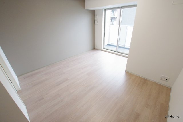 コンフォリア江坂　仲介手数料無料の居間・リビング