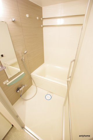 コンフォリア江坂　仲介手数料無料の浴室