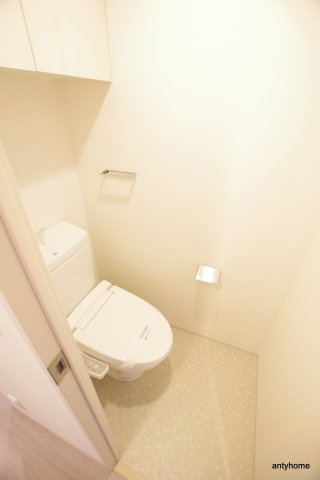 コンフォリア江坂　仲介手数料無料のトイレ