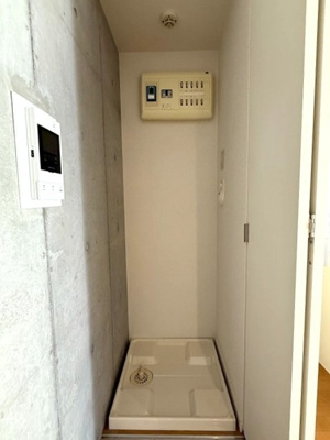 【設備】 | COCKTAIL-D/カクテル-D | キッチン横にある室内洗濯機置き場です♪防水パンが付いているので万が一の漏水にも安心です！扉があるので使わない時はすっきり収納できますね☆