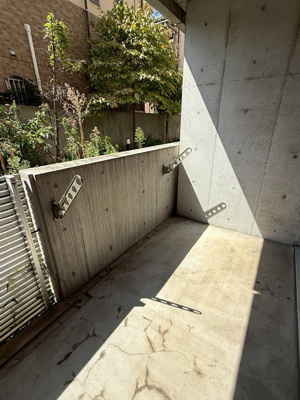 【バルコニー】 | COCKTAIL-D/カクテル-D | バルコニーは南西向きなので、お洗濯物はお昼からでも乾きそう♪気分転換をするにも最適です☆