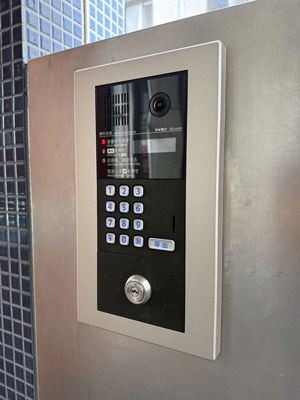 【エントランス】 | COCKTAIL-D/カクテル-D | 防犯対策に有効なオートロック付きのエントランスです！一人暮らしの方も安心ですね♪