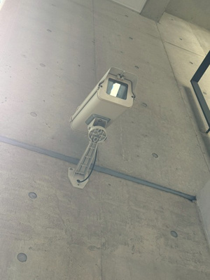 【その他共用部分】 | COCKTAIL-D/カクテル-D | 共用部にある防犯カメラです！夜遅くに帰宅する時も、お出かけ時でも安心ですね♪