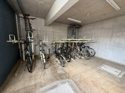 【その他共用部分】 | COCKTAIL-D/カクテル-D | 屋内駐輪場で雨が降っても大切な自転車が濡れなくてすみますね♪駅まで自転車もおすすめです！