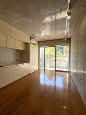 【洋室】 | COCKTAIL-D/カクテル-D | 南西向き洋室11帖☆バルコニーに繋がる角部屋です！エアコン付きで1年中快適に過ごせますね☆クローゼットと収納スペースも完備しています◎