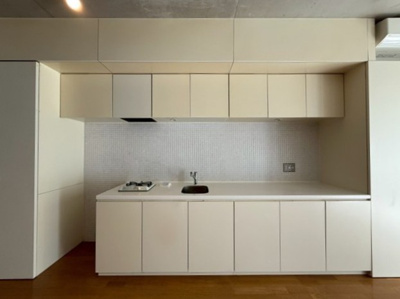 【キッチン】 | COCKTAIL-D/カクテル-D | 1口ガスコンロ付きのキッチンです！場所を取るお鍋やお皿もたっぷり収納できてお料理がはかどります！