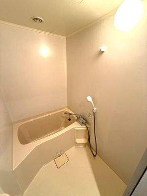 【浴室】 | COCKTAIL-D/カクテル-D | 清潔感のある浴室です♪ゆったりお風呂に浸かって一日の疲れもすっきりリフレッシュできますね☆