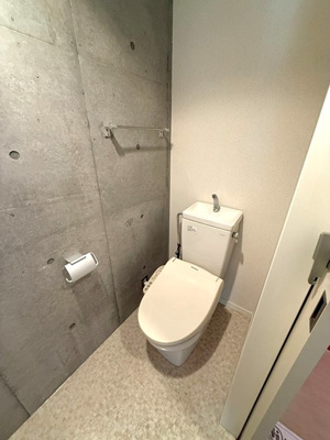 【トイレ】 | COCKTAIL-D/カクテル-D | 人気のシャワートイレ・バストイレ別です♪小物を置ける便利な棚やタオルハンガーも付いています♪