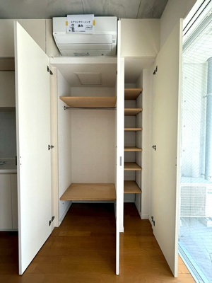 【収納】 | COCKTAIL-D/カクテル-D | 洋室11帖のお部屋にあるクローゼットと収納スペースです♪お洋服もしわにならず、キレイに収納できます☆