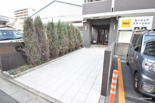 レジュールアッシュ江坂　仲介手数料無料のエントランス