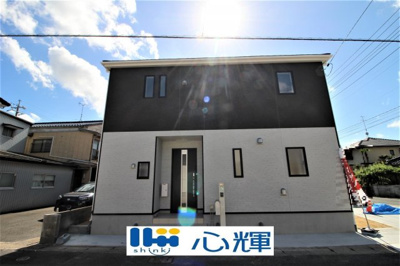 【外観】 | クレイドルガーデン山陽小野田市セメント町第1　(全1棟） | 明るい日差しが差し込む現地。車もゆったり駐めることができます。ぜひ現地をご覧ください。
