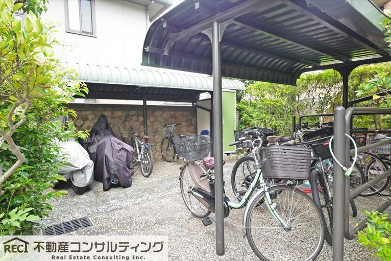 メゾン西岡本のエントランス