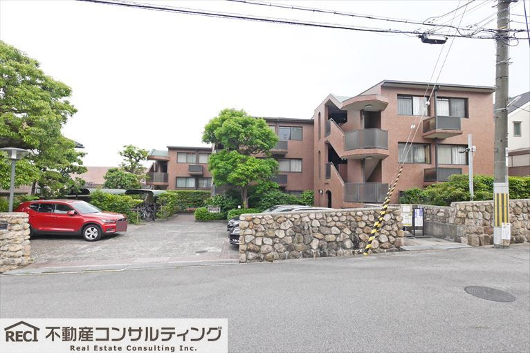 メゾン西岡本の駐車場