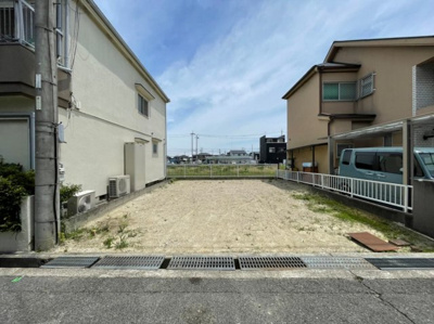 【前面道路含む現地写真】 | 条東小・建築条件なし更地・南西向き・土地22坪・和泉市葛の葉町3丁目 | 前面道路含む現地写真です