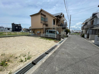 【前面道路含む現地写真】 | 条東小・建築条件なし更地・南西向き・土地22坪・和泉市葛の葉町3丁目 | 前面道路含む現地写真です