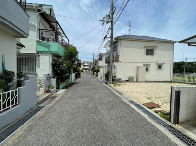 【前面道路含む現地写真】 | 条東小・建築条件なし更地・南西向き・土地22坪・和泉市葛の葉町3丁目 | 前面道路含む現地写真です